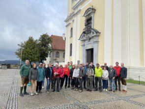 Herbstwanderung am Lebensweg war trotz Regenschauer gut besucht