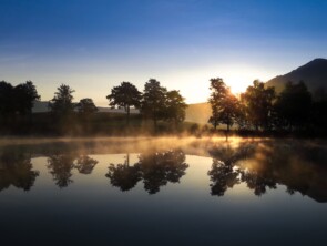 Sonnenaufgang am Puschacherteich im Yspertal mit Peilstein im Hintergrund